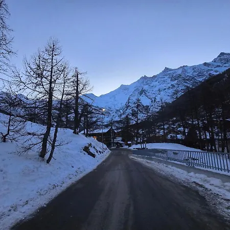 Gemuetliches Alpen-apartment Fuer 2, Direkt An Der Piste, Saas-Fee